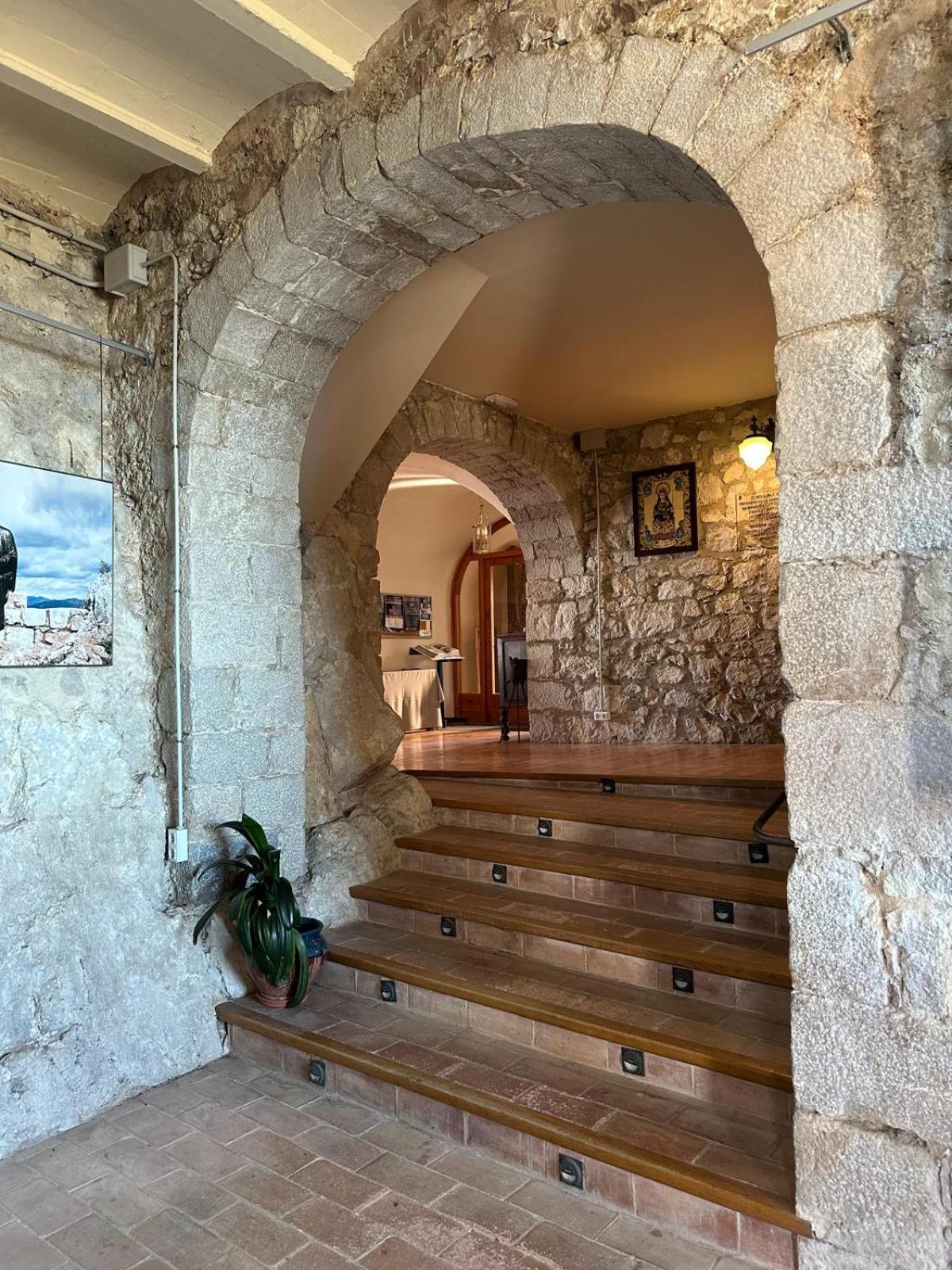 فندق Santuari Mare De Deu Del Mont Restaurant-Hostatgeria Beuda المظهر الخارجي الصورة
