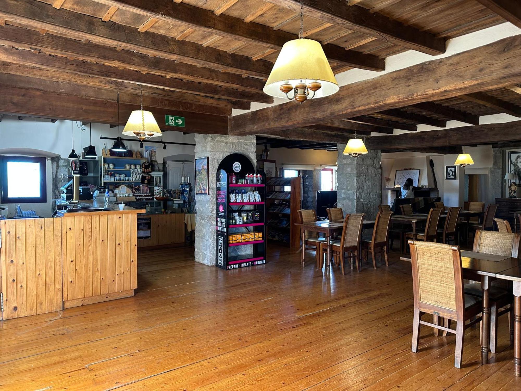 فندق Santuari Mare De Deu Del Mont Restaurant-Hostatgeria Beuda المظهر الخارجي الصورة
